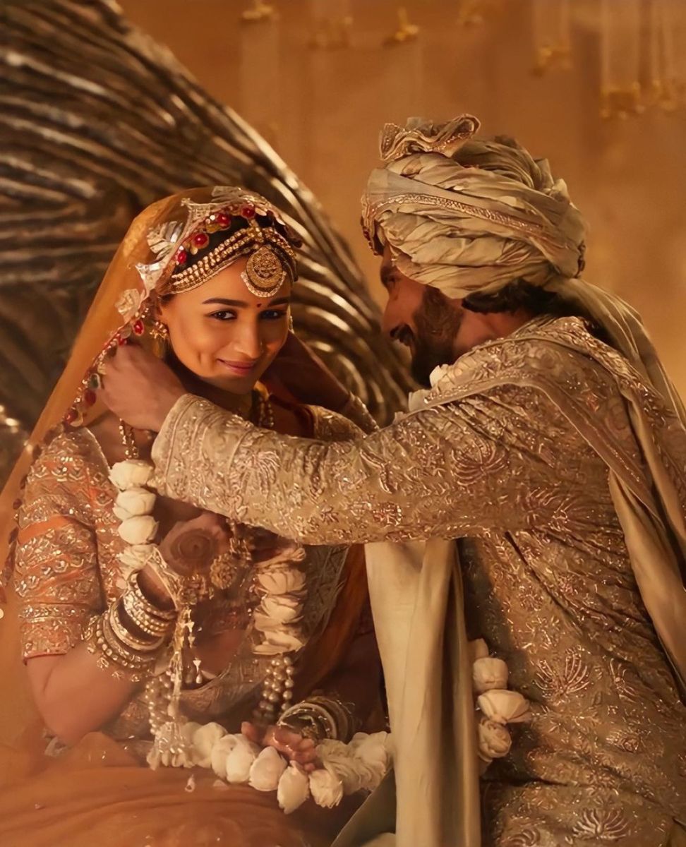 A Complete Breakdown Of Ranbir Kapoor Alia Bhatt Wedding Dress With The  Couple In Sabyasachi