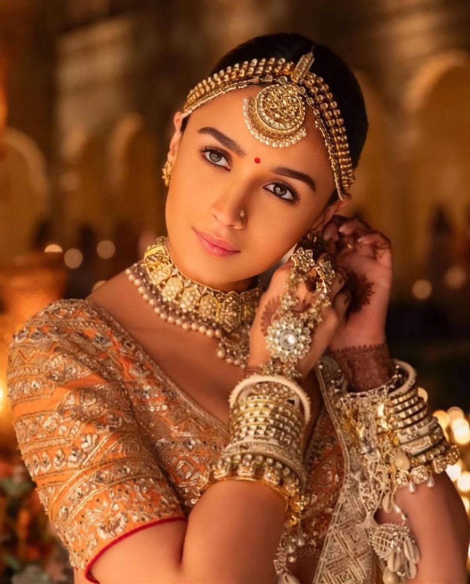 From Alia Bhatt to Madhuri Dixit: 6 hairstyles to flatter pretty lehengas |  The Times of India