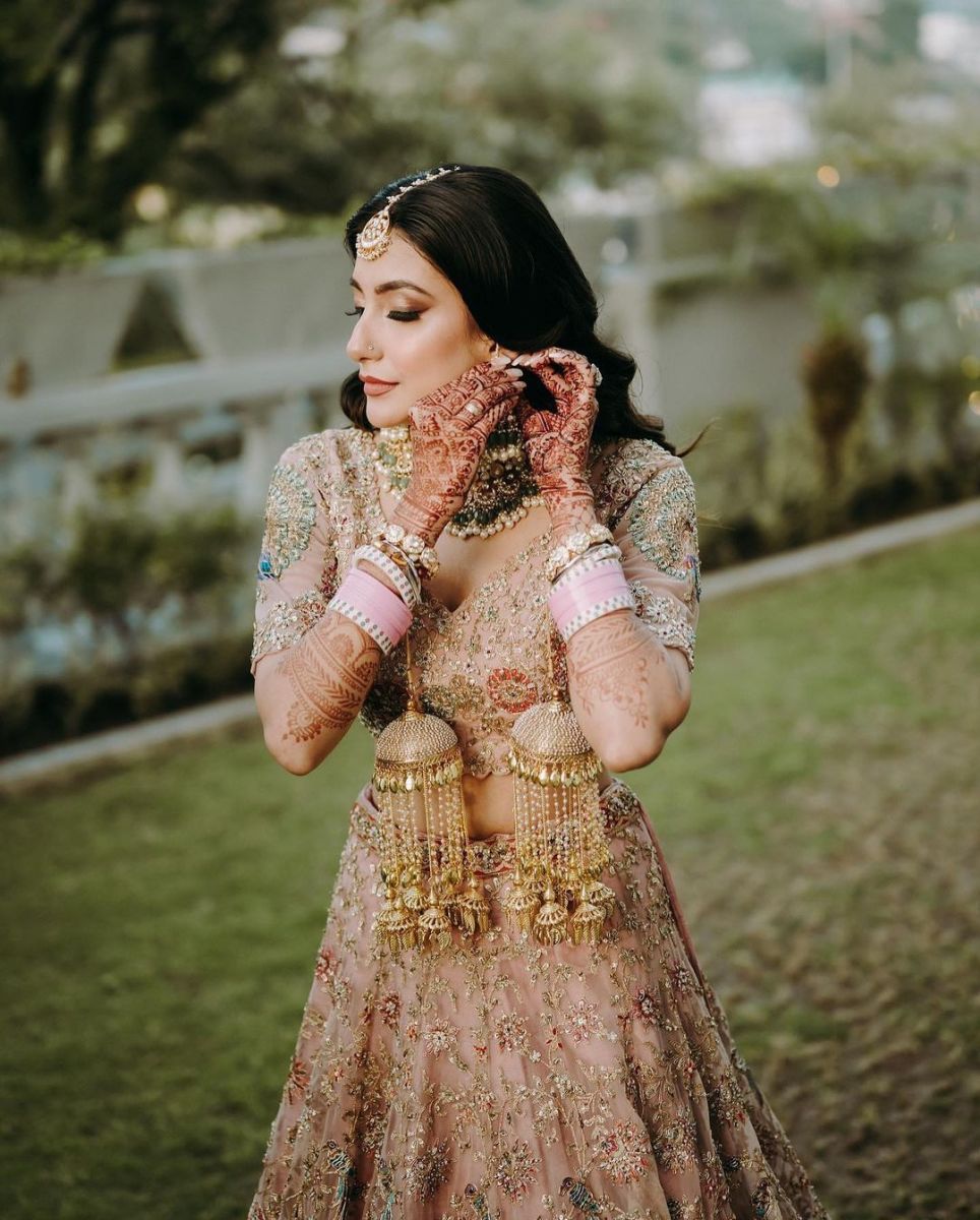 Beautiful Goa Sunset Wedding With a Touch of Vintage! | Wedding couple poses  photography, Indian wedding photography poses, Indian bride photography  poses