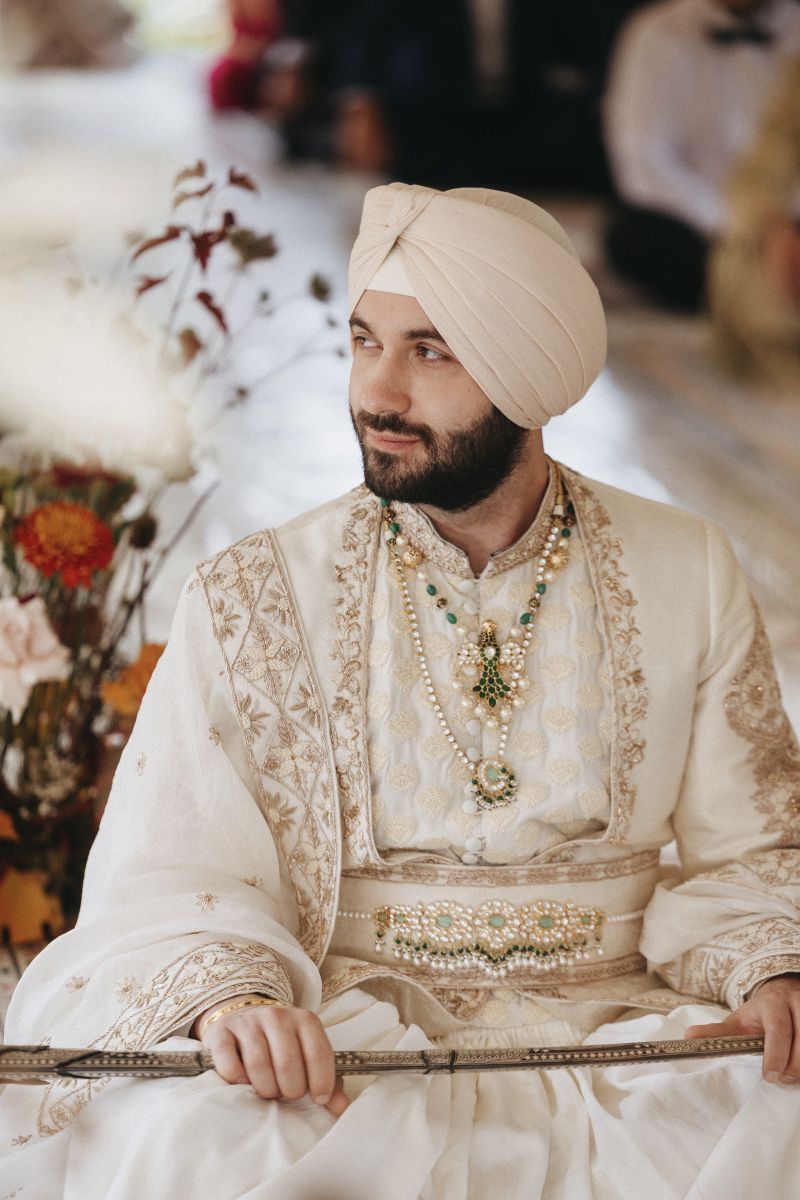 Elegant indian groom posing for photo shoot | Photo 148482