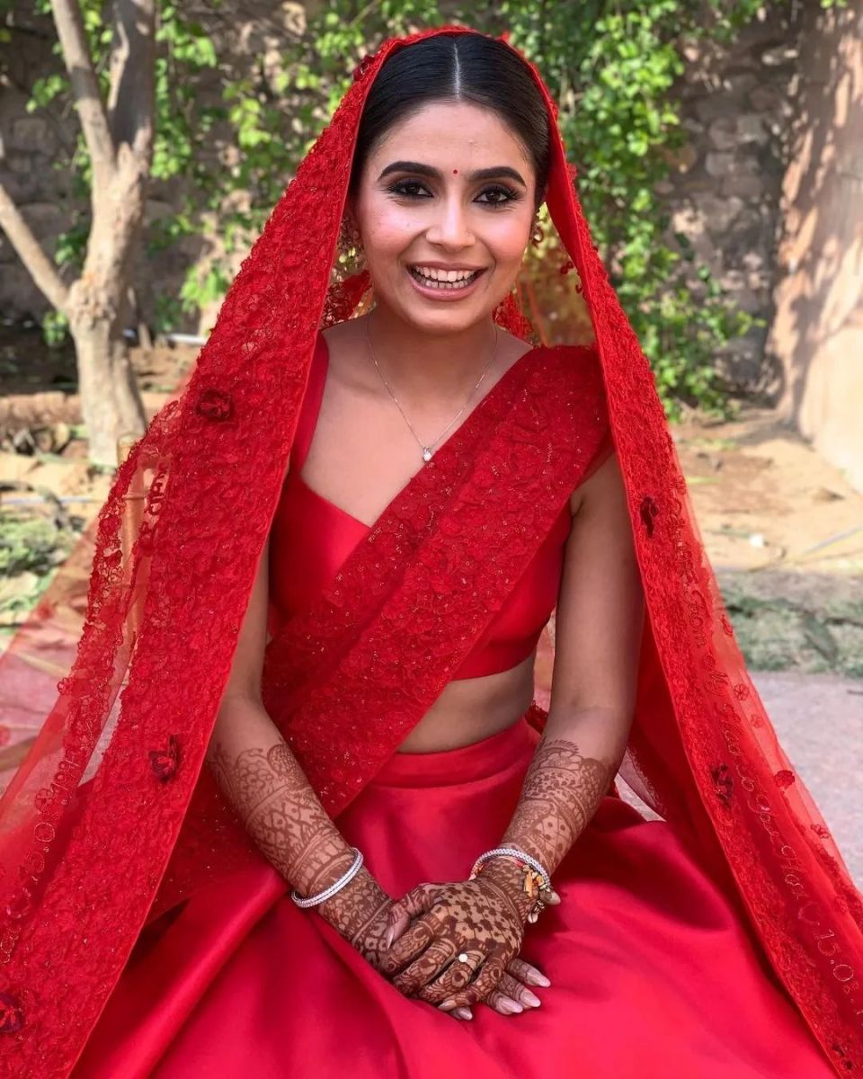 30+ Bridal Makeup Ideas to Complement Your Red Wedding Lehenga | Red  wedding lehenga, Bridal makeup looks, Bridal makeup images
