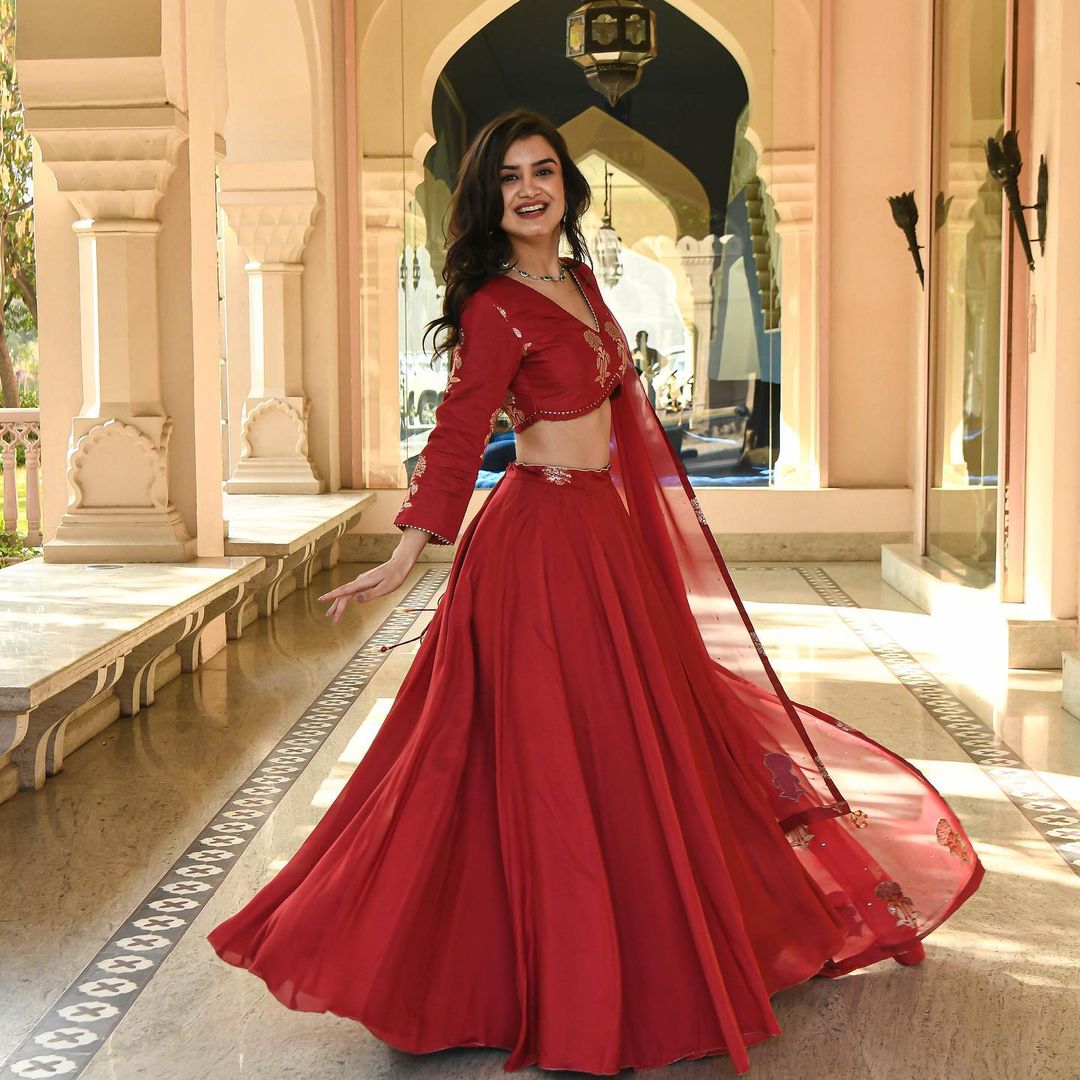 red%20lehenga%20 %20sister%20of%20the%20bride%20outfit%20inspo
