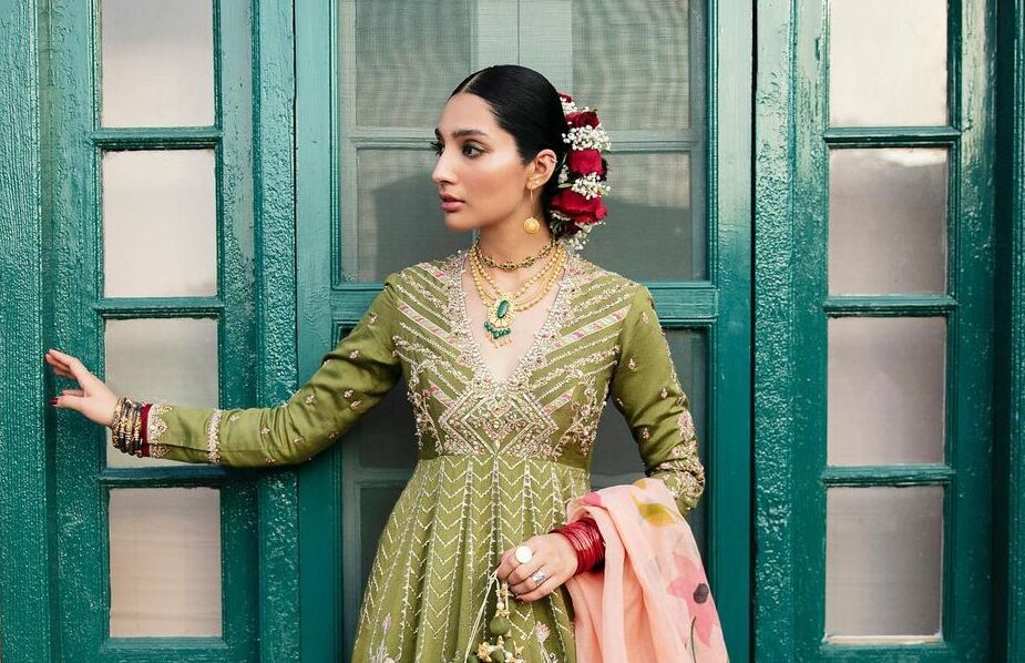 Aishwarya Rai Bachchan's white chikankari kurta is a summer wardrobe winner  | VOGUE India
